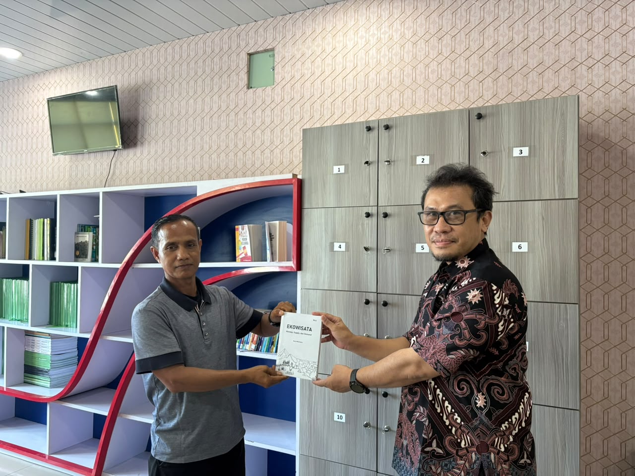 Dosen Fakultas Kehutanan Ir. Noril Milantara, S.Hut., M.Si., IPM. Hibahkan Buku Karyanya ke UPT Perpustakaan UM Sumbar