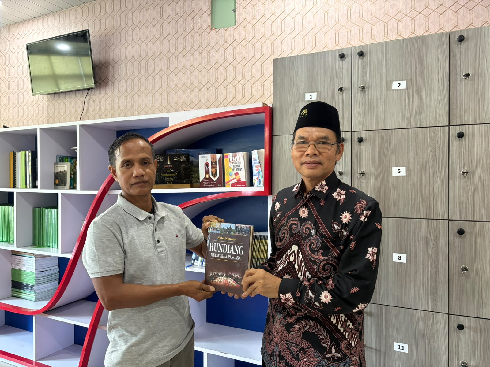 Hibah Buku Karya Bapak Nofel Nofiadri "Rundiang ;  Metafora & Pangana"
